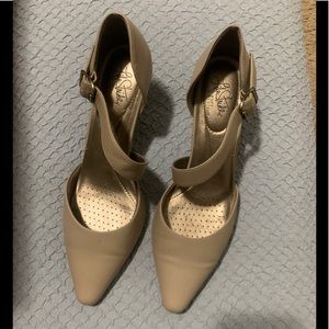 Life stride heels. Nude.